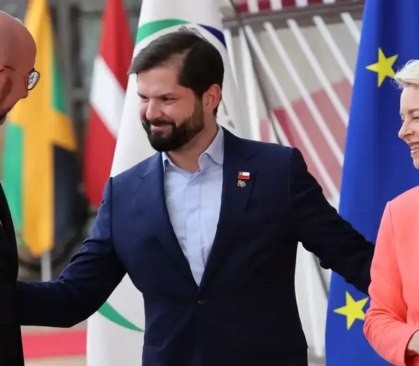 La UE y Chile firman asociación sobre materias primas