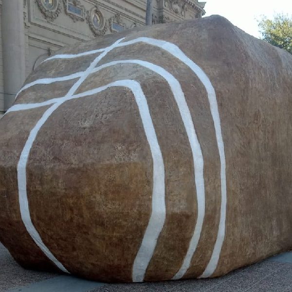 “Palabras Mayores”: El misterio detrás de la piedra gigante instalada en el frontis del Museo Nacional de Bellas Artes