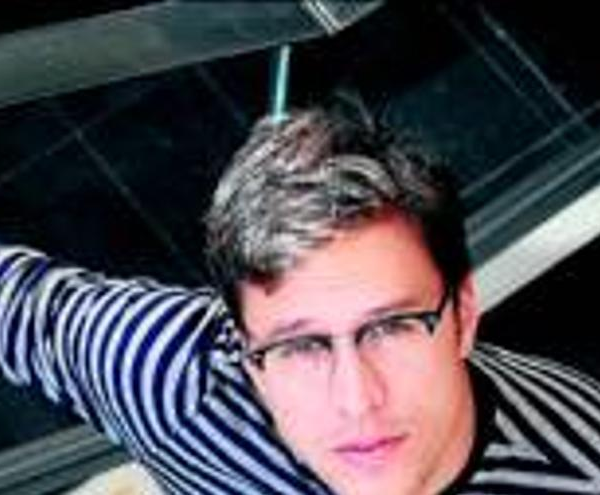 Novela Sitges: Humor Kafkiano en un Edificio de Vecinos