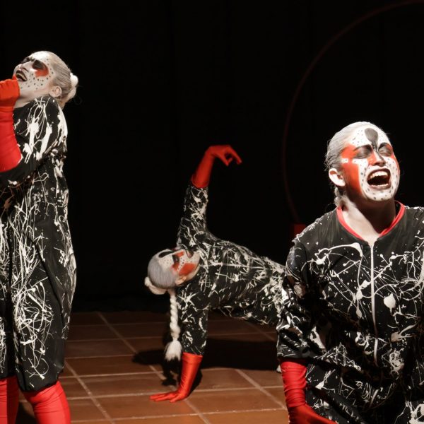 Los Dominios Perdidos: Un Viaje Teatral que Rescata la Memoria